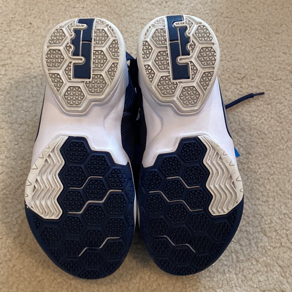 Lebron basketball shoes - Picture 2 of 5